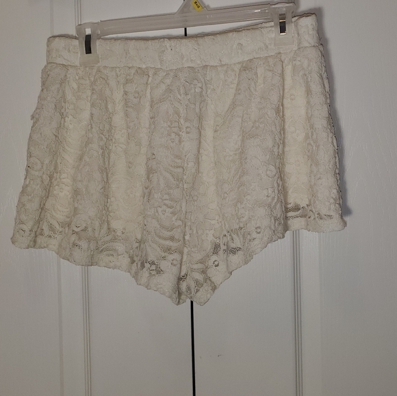 Flirty Shirley - Picture 2 of 2